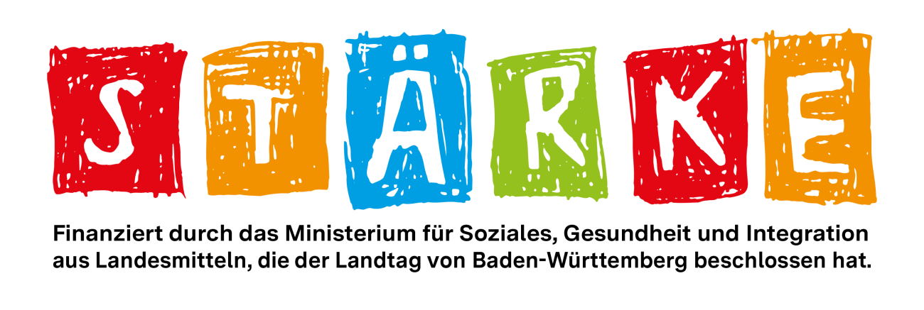 Logo des Landesprogramms "Stärke". Jeder Buchstabe steht einzeln in einem farbigen Feld in rot, gelb, blau und grün