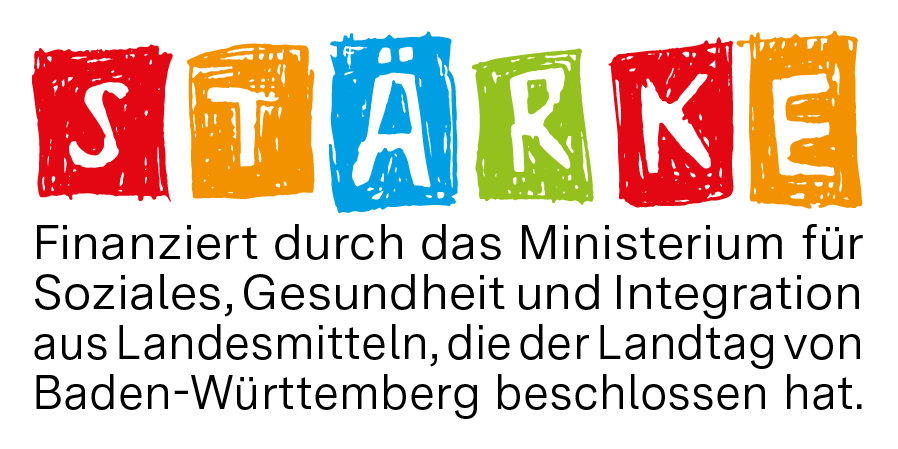 Logo Stärke: Jeder Buchstabe ist ein einem farbigen Block in Rot, Gelb, Blau und Grün.