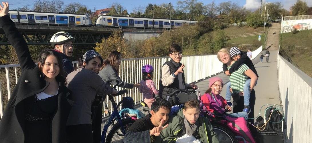 Foto von einer Gruppe, die bei der Ferienbetreuung des KBV einen Ausflug macht