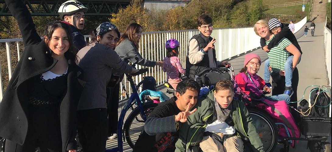 Foto von einer Gruppe, die bei der Ferienbetreuung des KBV einen Ausflug macht