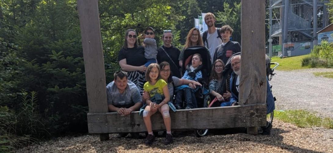  Menschen steht in einem übergroßen Bilderrahmen im Schwarzwald