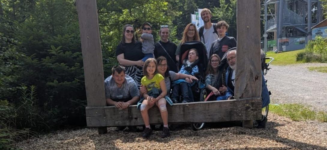  Menschen steht in einem übergroßen Bilderrahmen im Schwarzwald