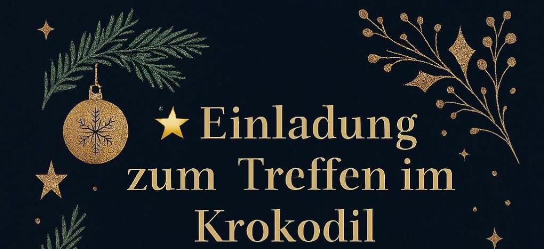 Schriftzug "Einladung zum Treff im Krokodil" in goldener Schrift auf schwarzem Grund. Verziert mit Tannenzweig, Weihnachtskugel und Sternen
