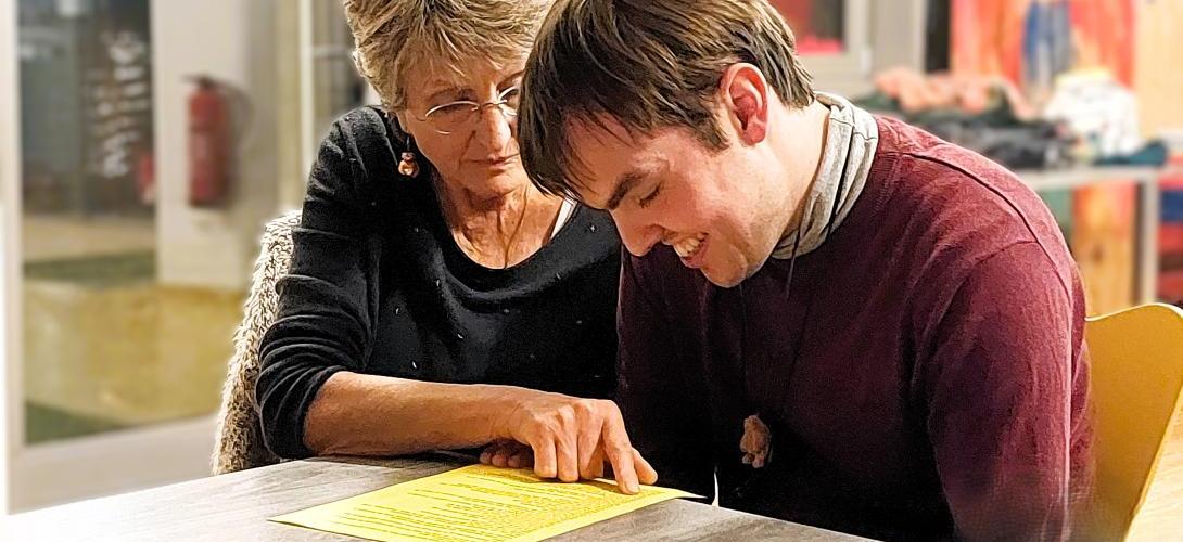 Ein Mann und eine Frau lesen gemeinsam