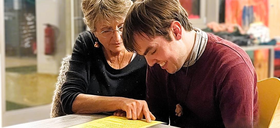 Ein Mann und eine Frau lesen gemeinsam