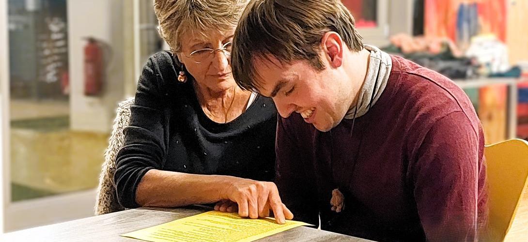 Ein Mann und eine Frau lesen gemeinsam