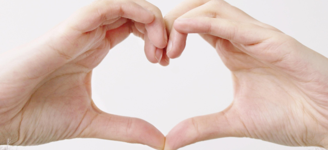 Zwei Hände Formen mit den Fingern Ein Herz