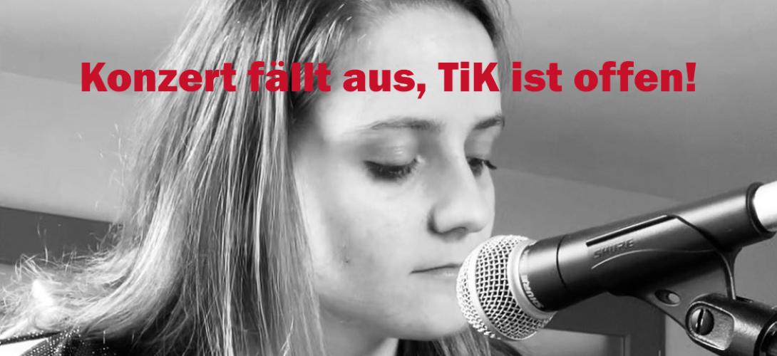 Bild von Franzi am Mikrofon, darüber der Text "Konzert fällt aus, TiK ist offen"